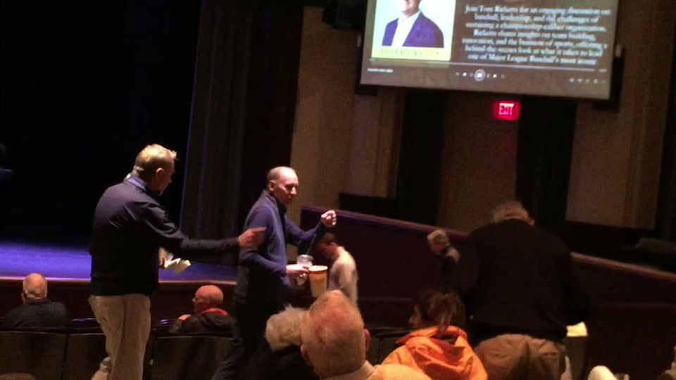 Im Aula hörten sie dem Besitzer der Cubs zu, der über das Sportgeschäft sprach.